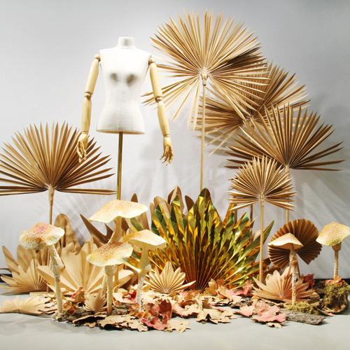 秋季橱窗展示 蘑菇 棕榈叶 落地摆件 橱窗装饰 美陈场景布置 道具